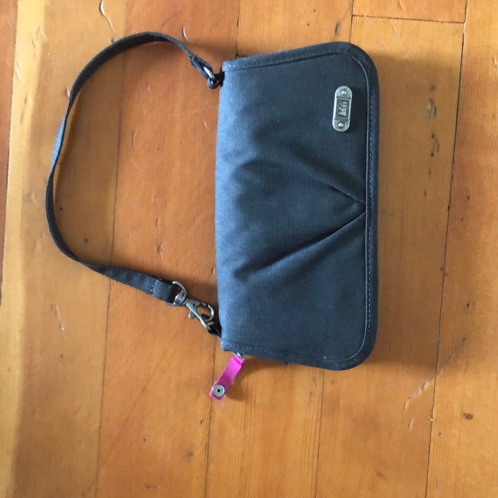 REI Clutch